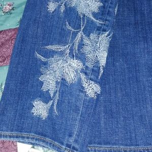 Nice!! Size 2 = 12 Chico's Slim Leg Girlfriend embroidered ankle jeans